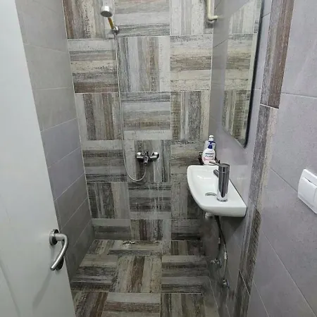 Tiny Green House In Апартаменти