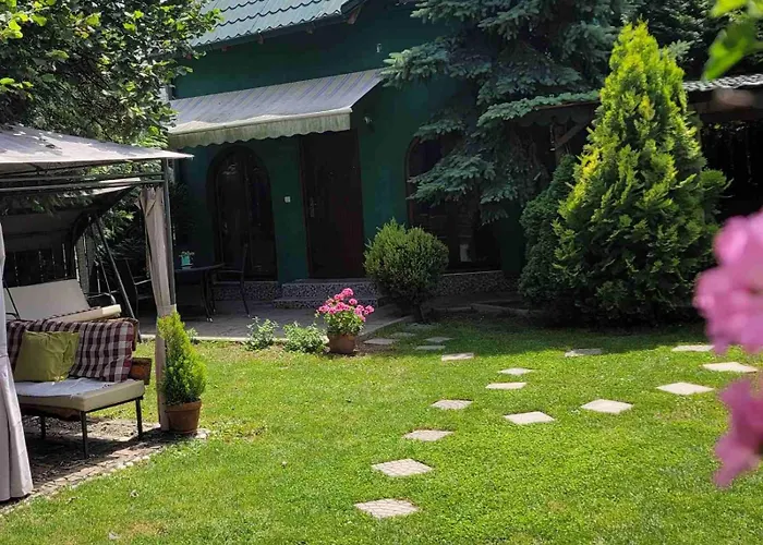 Tiny Green House In Апартаменты