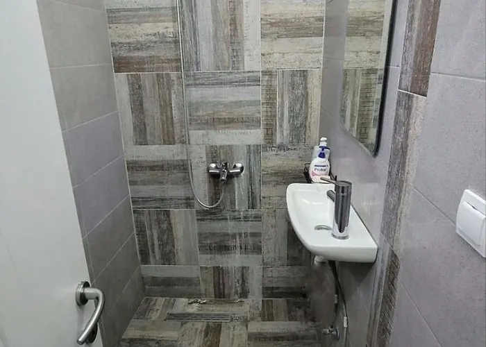 Tiny Green House In Апартаменты